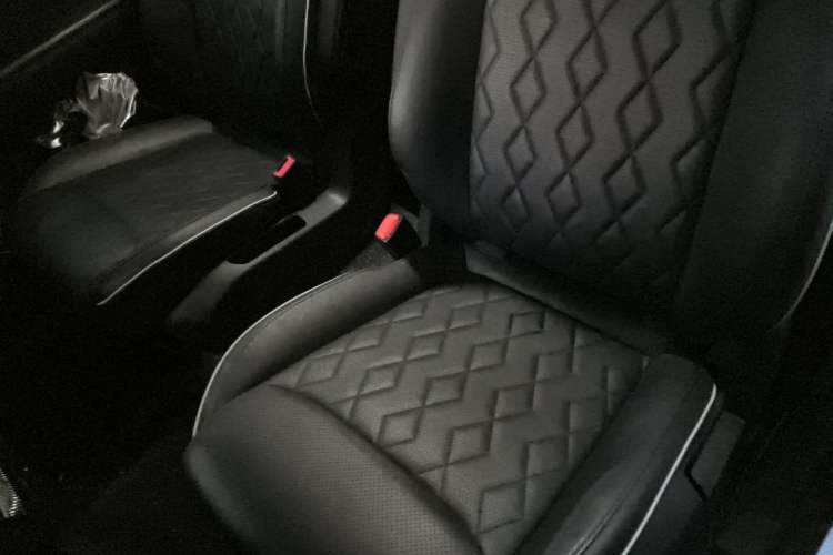 Used Wuling Jiachen 2023 2.0L DHT Flagship Edition Left Rear Seat