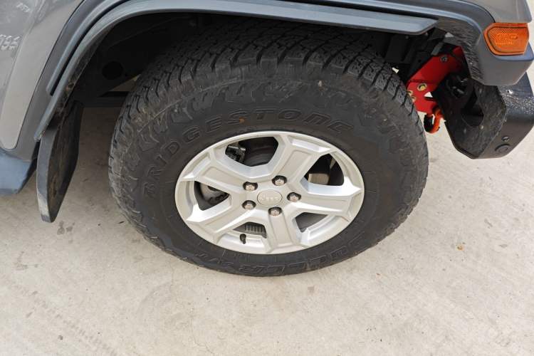 Used Jeep Wrangler 2019 2.0T Sahara Four-Door Version China VI Emission Standard Right Front Wheel Hub