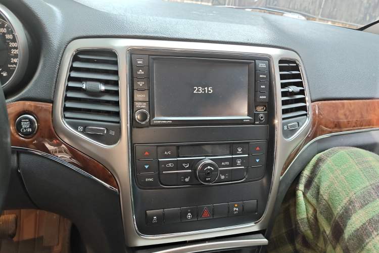 Used Jeep Grand Cherokee 2011 3.6L Luxury Navigation Edition Audio And AC Panel