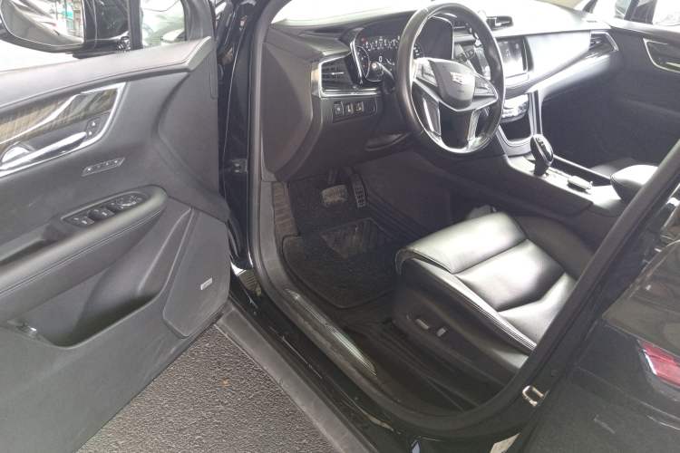 Used Cadillac XT5 2018 25T Luxury Model Driver Seat