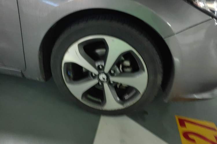 Used Kia K3S 2014 1.6L Automatic Premium Right Front Wheel Hub