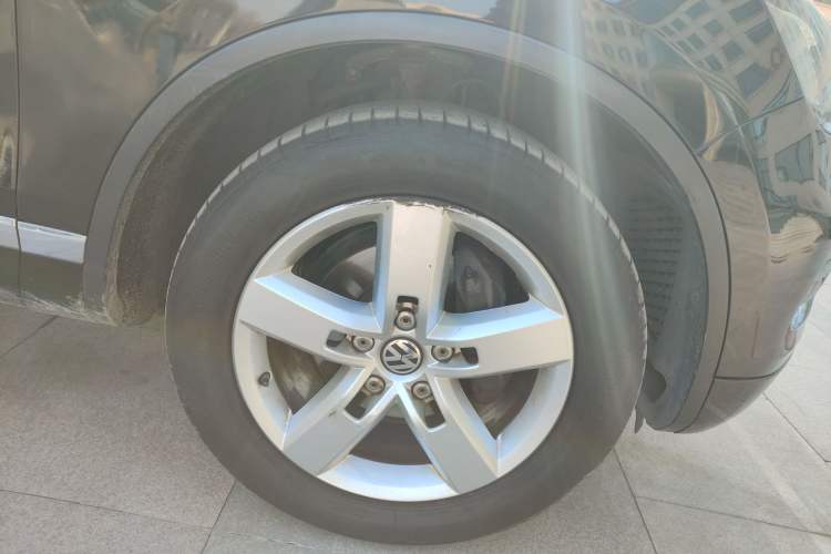 Used Volkswagen Touareg 2011 3.0 TSI Luxury Edition Right Front Wheel Hub