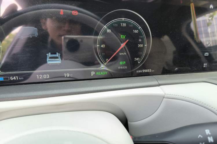 Used VOYAH FREE 2025 318 318 km Rear-Drive Touring Edition Odometer Close Up