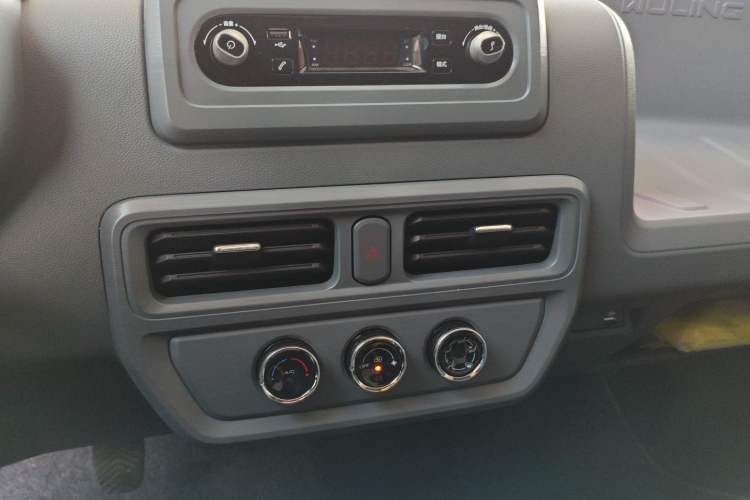 Used Wuling Yangguang 2025 Model 400km Bus Edition—Comfort Edition
