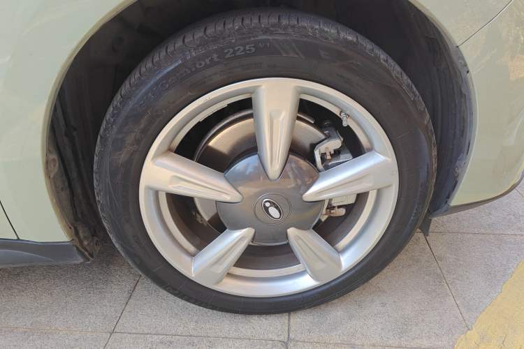 Used ORA Good Cat 2022 400km Standard Range Premium Version Lithium Iron Phosphate Right Front Wheel Hub