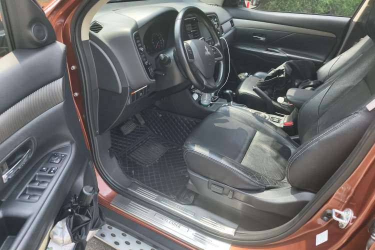 Used Mitsubishi Outlander 2014 2.4L 4x4 Deluxe Value Edition 5 Seats