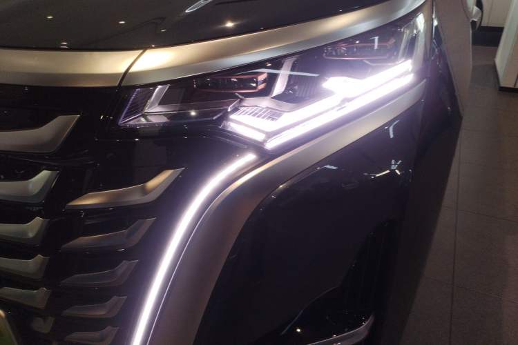 Used Denza D9 2025 DM-i Intelligent Drive 1020 Four-Wheel Drive Flagship Model
