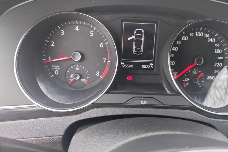 Used Volkswagen Magotan 2017 330TSI DSG Luxury Model Odometer Close Up