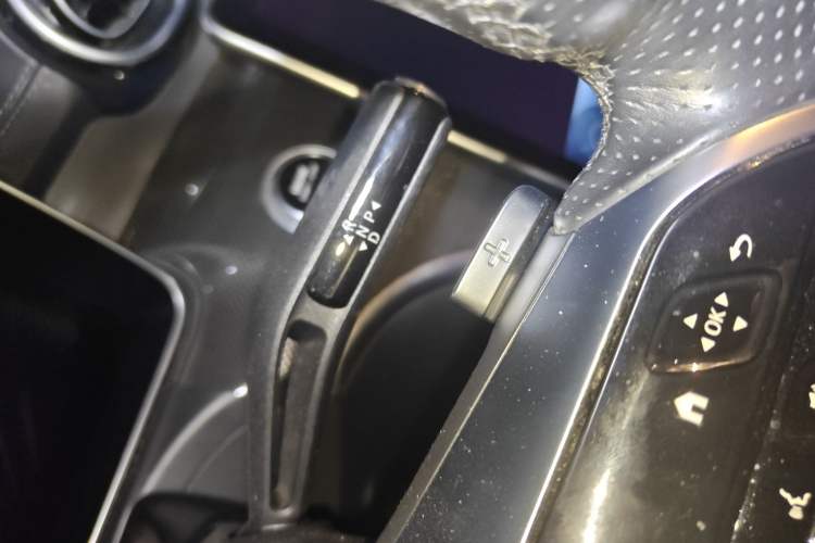 Used Mercedes-Benz C-Class 2022 C 200 L Sport Edition Gear Lever