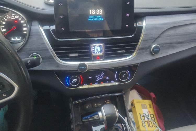 Used Baojun 730 2017 1.5T DCT Flagship Model 7 Seats China V Emission Standard Audio And AC Panel