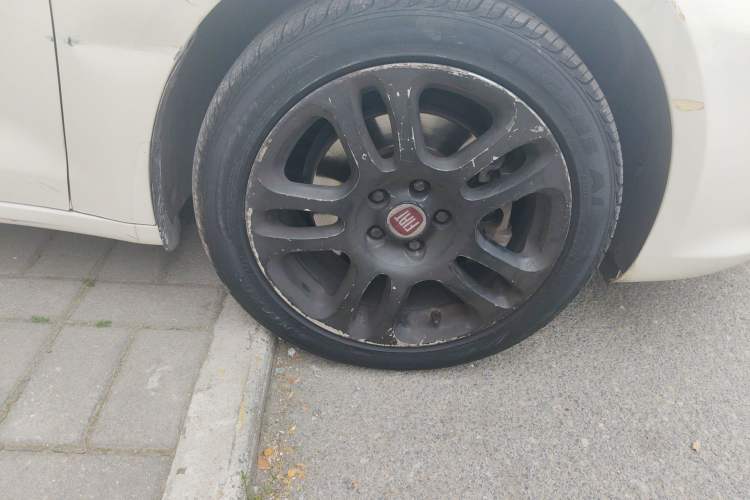 Used Fiat Viaggio 2012 1.4T Automatic Luxury Edition Right Front Wheel Hub