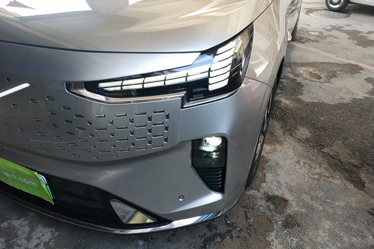 Used Volvo EM90 2025 Ultra Six-Seater
