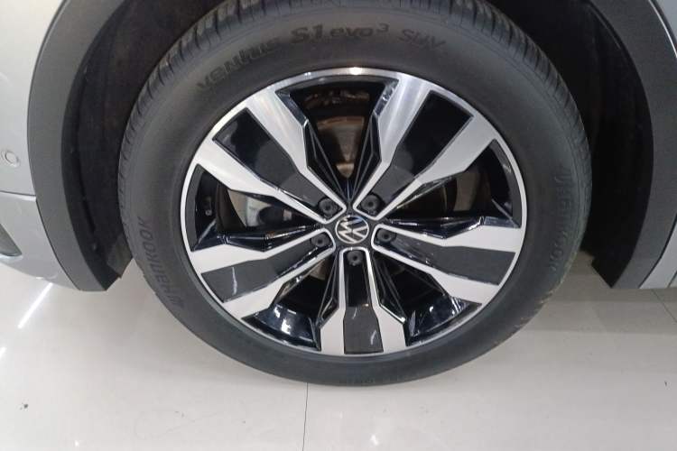 Used Volkswagen Tiguan L 2023 330TSI Automatic Two-Wheel Drive R-Line Flagship Edition
