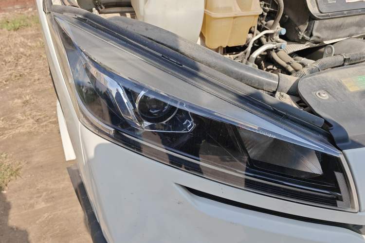 Used Iveco Daily 2023 2.5T V37 Van Long Wheelbase Mid-Roof Design Dual Tires Side-Swing Doors 2-3 Seater