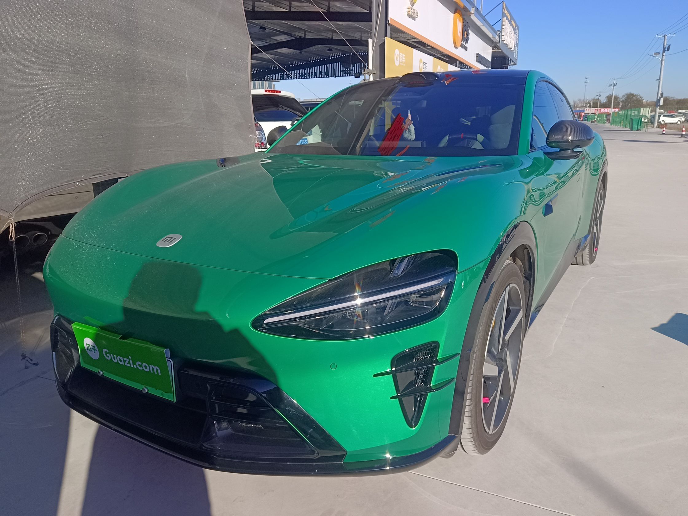 Под передней частью автомобиля