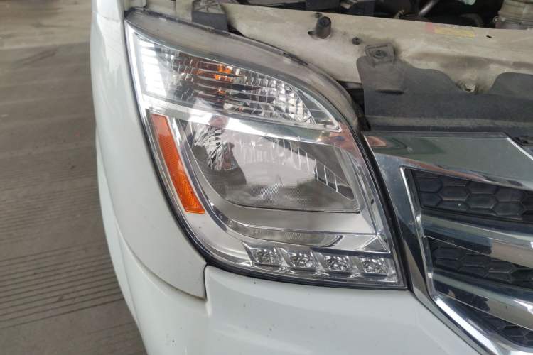 Used SAIC MAXUS Xintu V80 2021 2.0T PLUS Manual All-Around King Long Wheelbase Mid-Roof Variant with 6/7/8/9 Seats Right Front Headlight