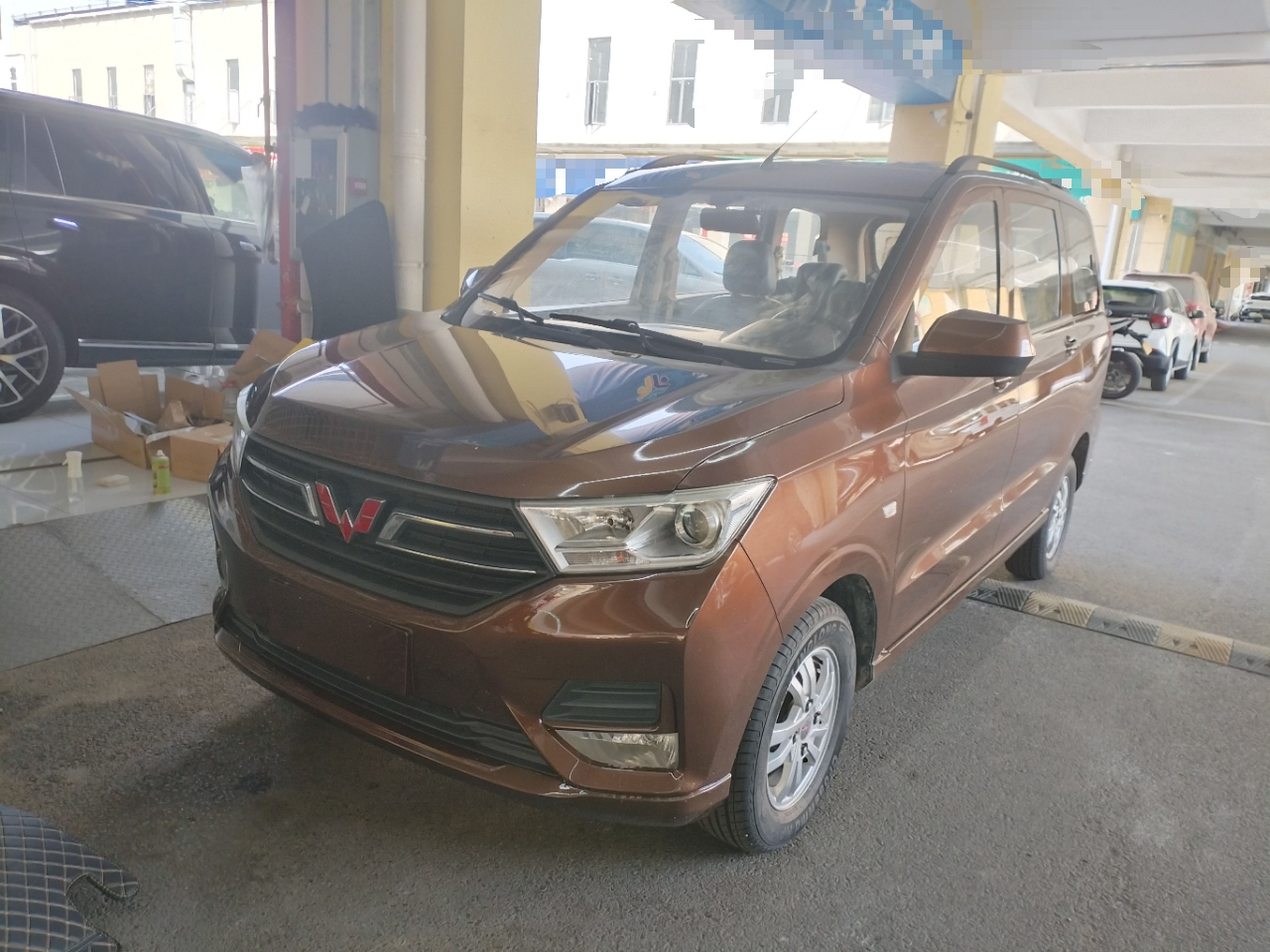 Под передней частью автомобиля
