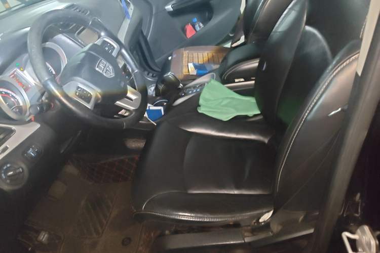 Used Dodge Journey 2013 2.4L Two-Wheel Drive Luxury Version Left Front Seat