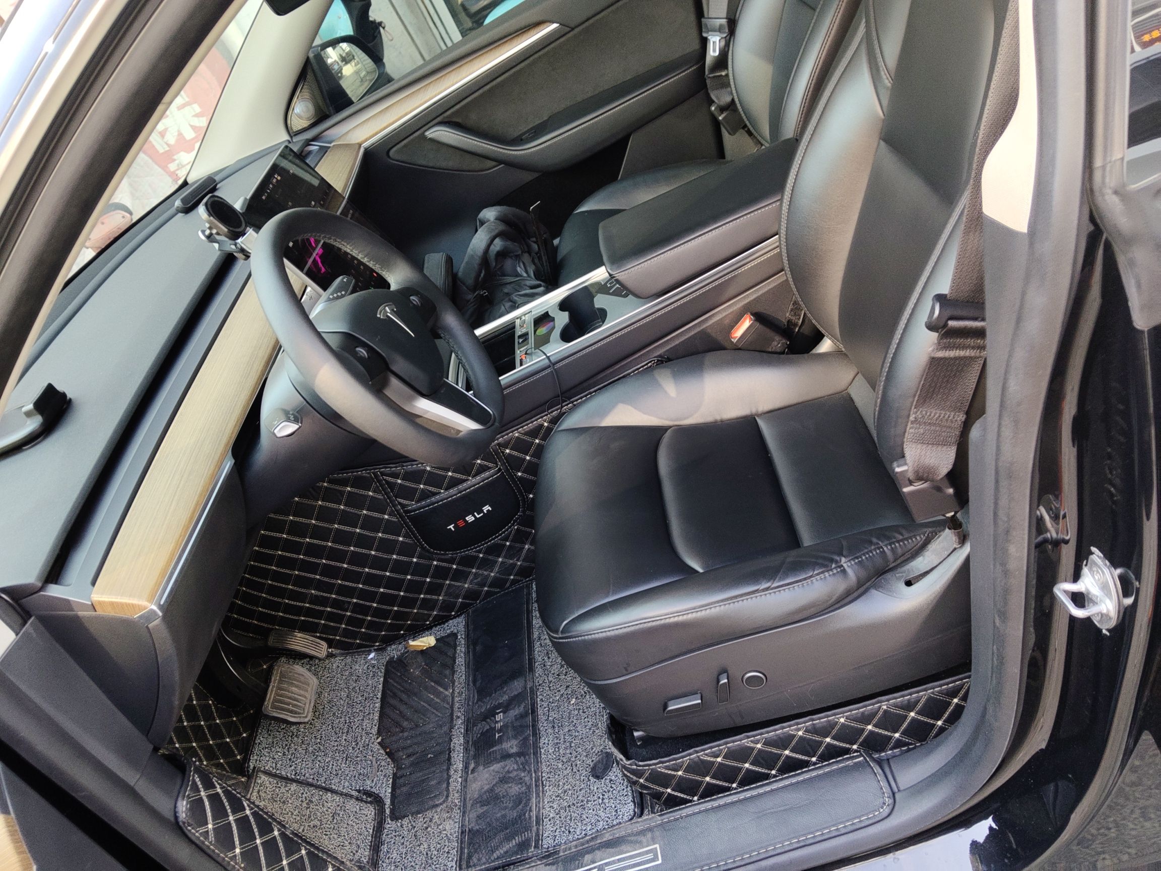 المقاعد الأمامية داخل السيارة