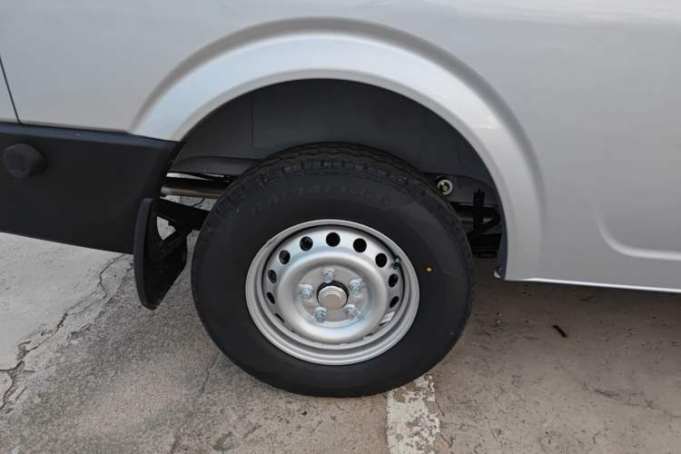 Used Dongfeng Yufeng Yufeng 2023 V9+ 2.0T Manual Front-Wheel-Drive Multi-Function Mid-Roof Van with 7/8/9 Seats
