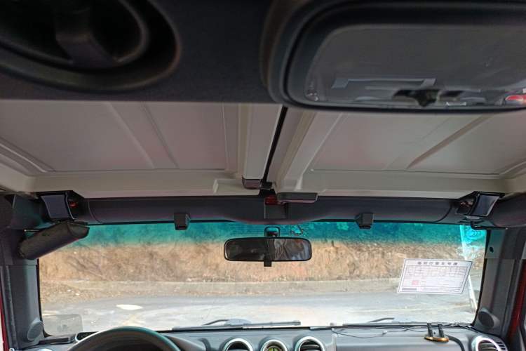 Used BAIC Off-Road BJ40 2016 40L 2.0T Manual Two-Wheel Drive Luxury Edition
