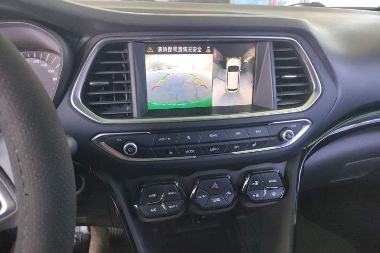 Used GAC Trumpchi GS4 2017 235T Automatic Two-Wheel Drive Luxury Smart Connectivity Version Audio And AC Panel