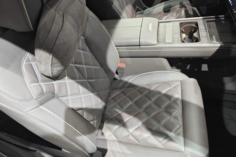 Used Nio ES8 2026 Model 6-seat Executive Signature Edition Right Front Seat