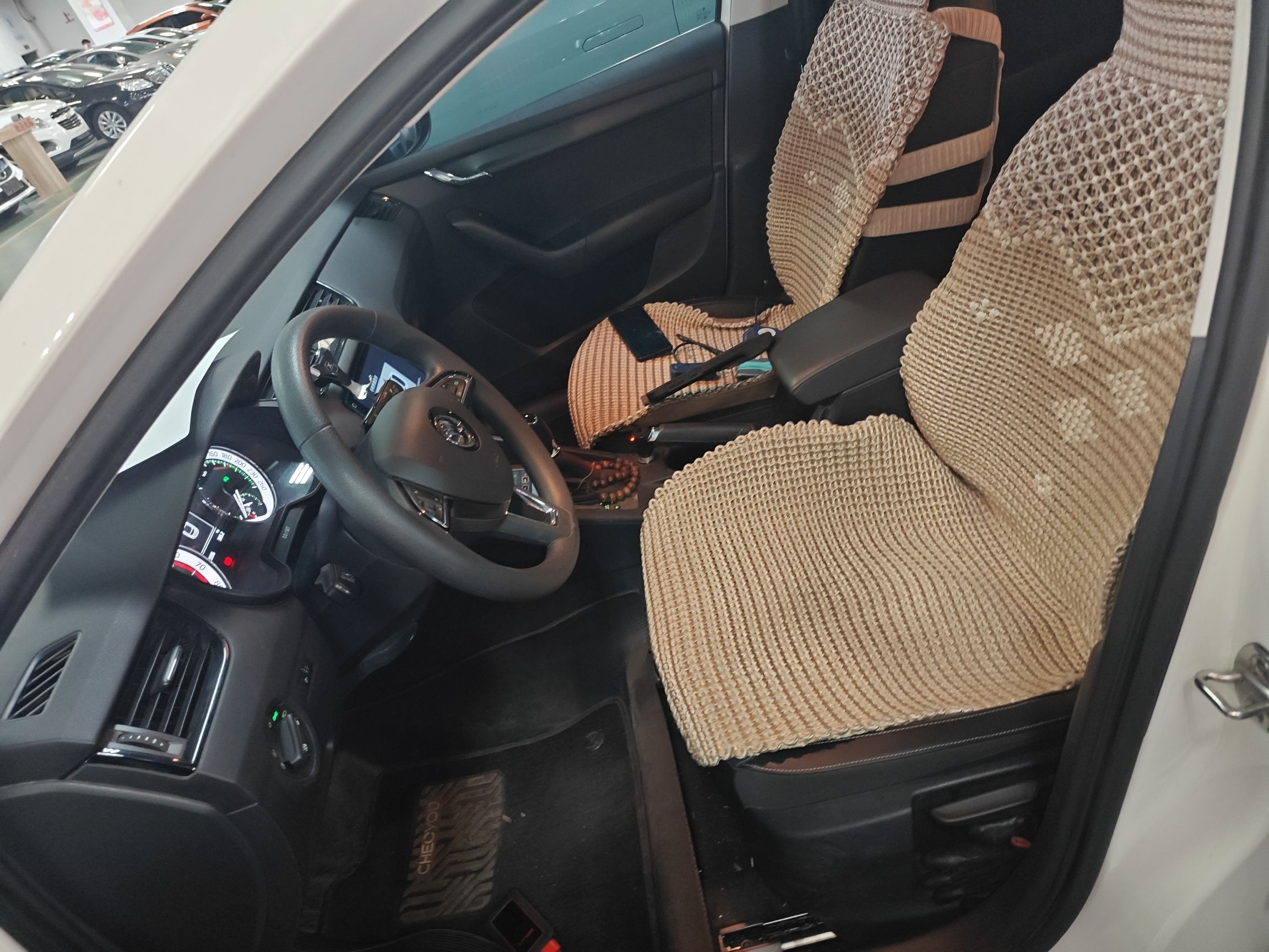 المقاعد الأمامية داخل السيارة