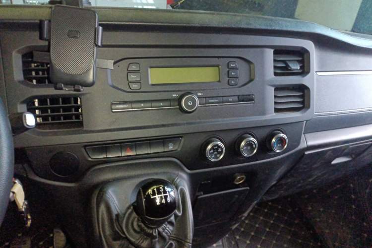 Used JMC Fushun 2025 2.0T 6MT Diesel Short-Wheelbase Mid-Roof Commercial Multi-Purpose Passenger Vehicle with 5/6 Seats