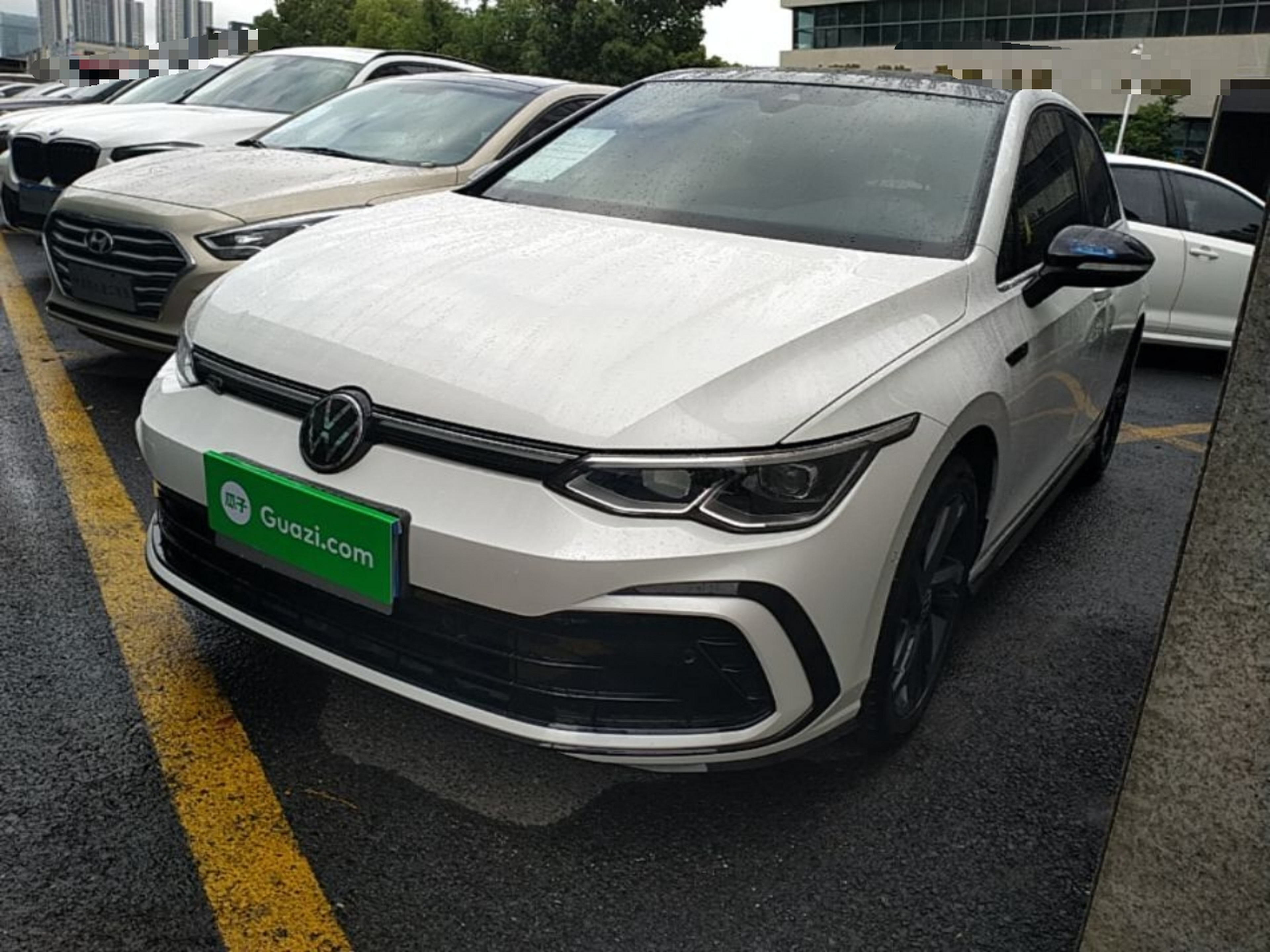 Unter der Vorderseite des Autos