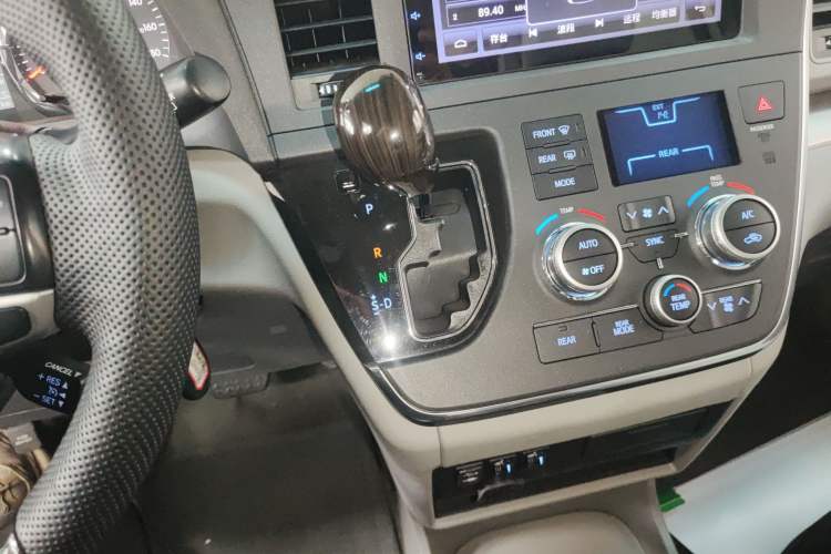 Used Toyota SIENNA 2017 3.5L Four-Wheel Drive LE Trim 7 Seats – U.S. Specification
