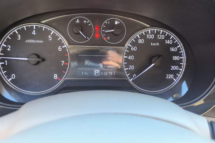 Used Nissan Tiida 2011 1.6L CVT Smart Version Odometer Close Up