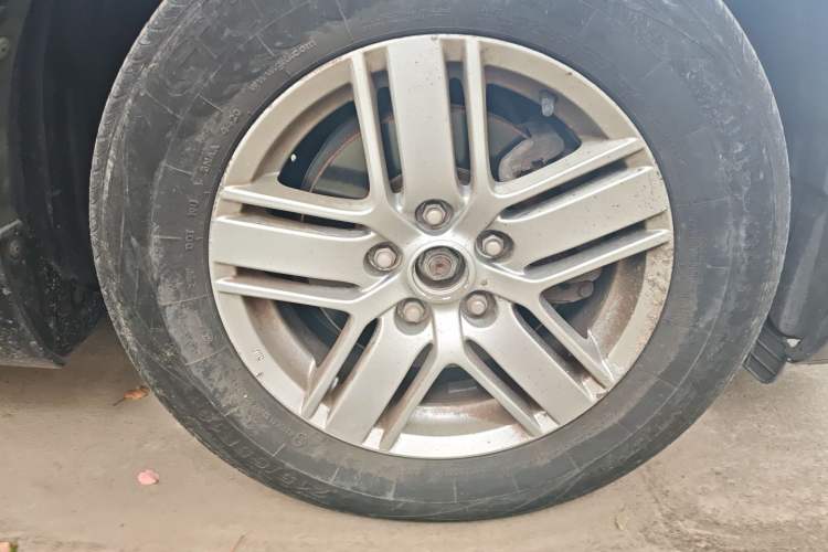 Used Mazda 8 2011 2.3L Ultimate Edition Right Front Wheel Hub
