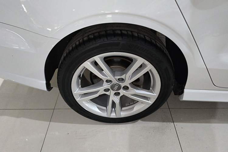 Used Audi A3 2018 30th Anniversary Edition Limousine 35 TFSI Fashion Model Right Rear Wheel Hub