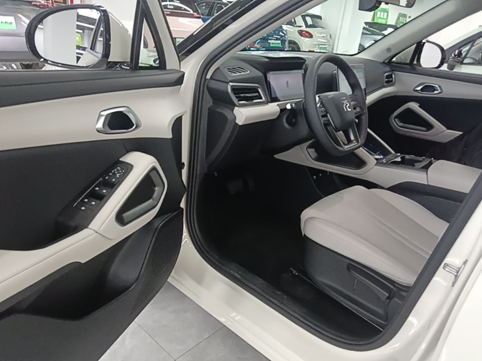 BYD Yuan UP 2025 Model 301KM Leading Version — снимка 17