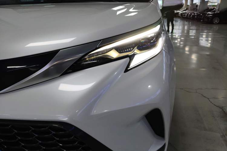 Used Toyota Granvia 2023 2.5L Hybrid Prestige PLUS Edition Left Front Headlight