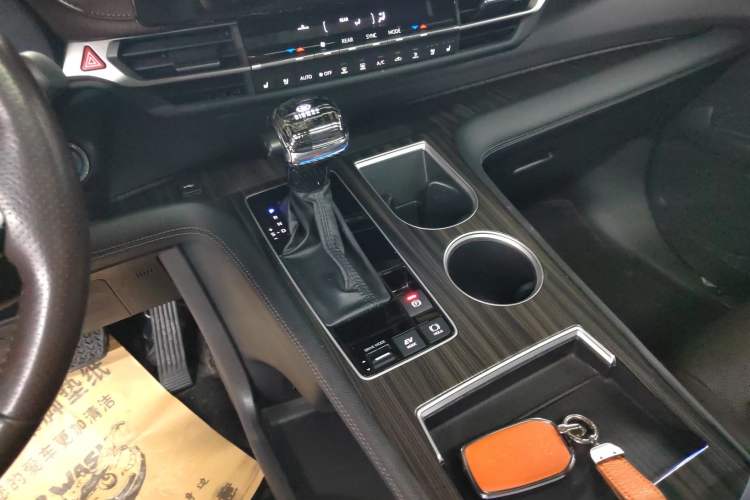 Used Toyota SIENNA 2023 2.5L Hybrid Platinum Edition Gear Lever