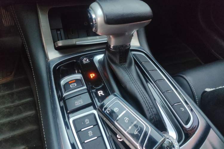 Used GAC Trumpchi GA8 2017 280T Deluxe Edition Gear Lever