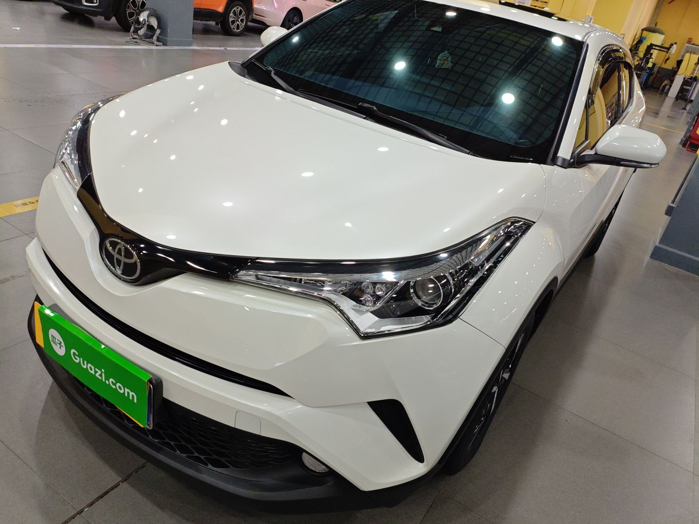 تحت مقدمة السيارة