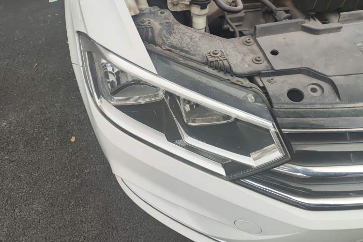 Used Volkswagen Bora 2016 1.6L Automatic Comfort Model Right Front Headlight