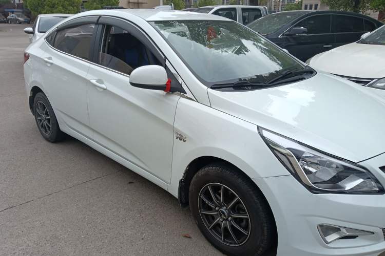 Used Hyundai Verna (older generation) 2014 1.4L Manual Smart GLS Trim Front Right 45 Deg
