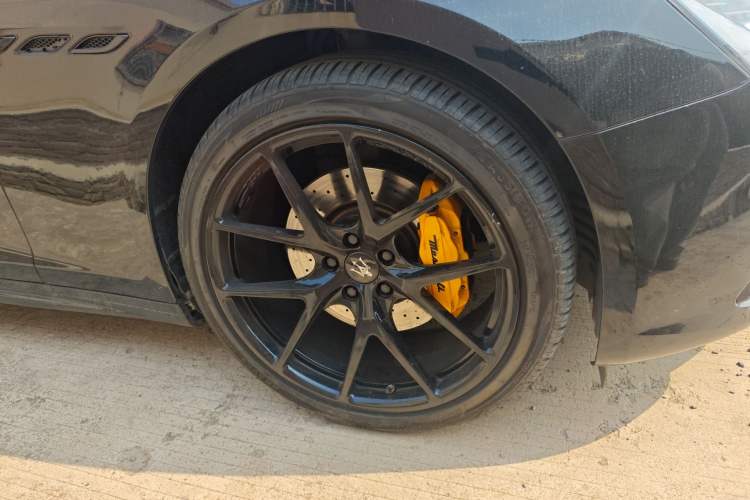 Used Maserati Ghibli 2014 3.0T Standard Edition Right Front Wheel Hub