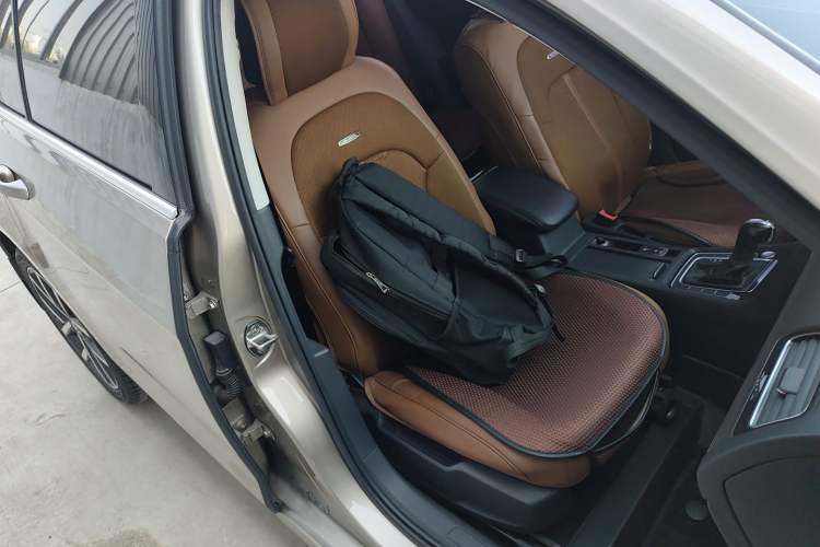 Used Volkswagen Golf 2020 Zhiai Edition 200TSI DSG Comfortable & Ambitious Version Right Front Seat