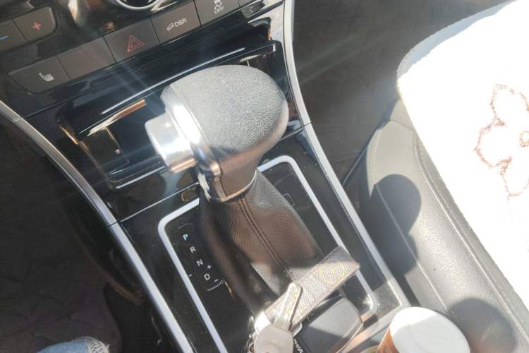 Used Haval H2 2016 Red-Label 1.5T Automatic Two-Wheel Drive Luxury Model Gear Lever