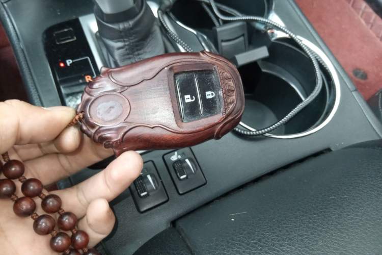 Used Toyota Highlander 2018 2.0T Four-Wheel Drive Luxury Version 7 Seats China VI Standard Vehicle Key