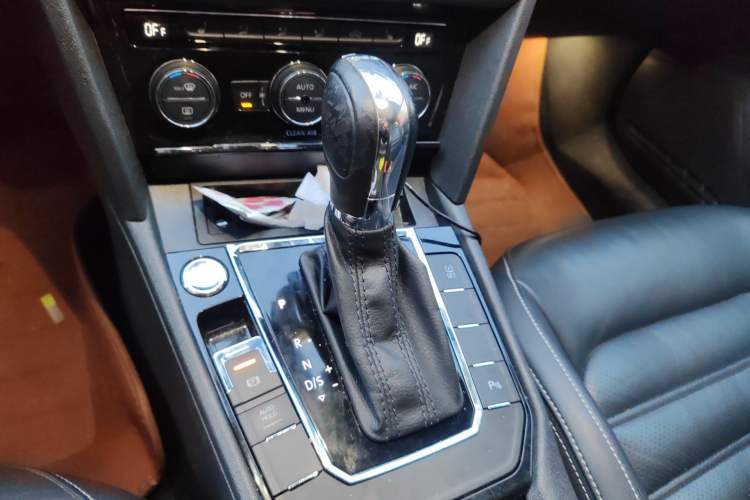 Used Volkswagen Lamando 2015 280TSI DSG Luxury Edition Gear Lever