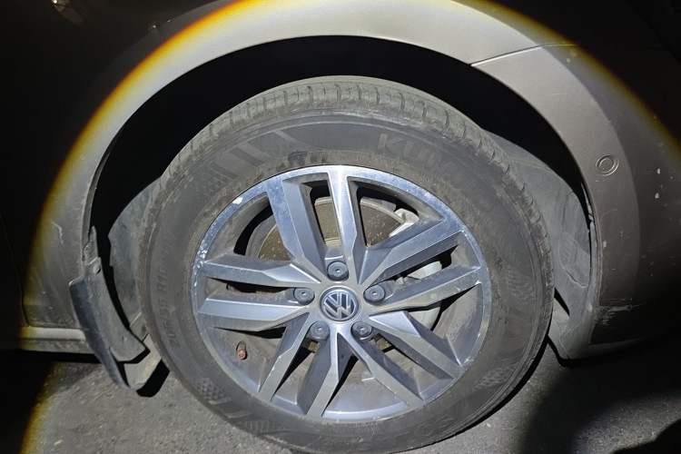 Used Volkswagen Golf 2017 230TSI Automatic Luxury Million-Vehicle Commemorative Edition Right Front Wheel Hub