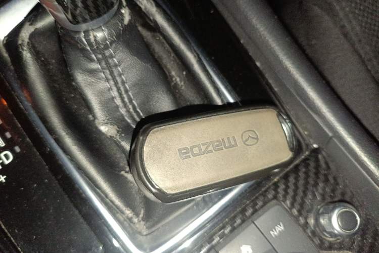 Used Mazda 3 Axela 2017 Hatchback 2.0L Automatic Luxury Model China VI Standard Vehicle Key