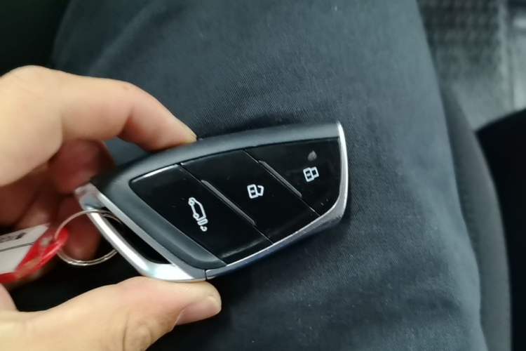 Used SAIC MAXUS Xintu V70 2023 2.0T Elite Edition Manual Transmission Short Wheelbase Low Roof 5/6 Seats (125 hp) Vehicle Key