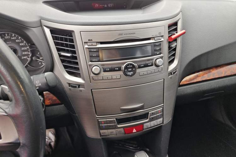 Used Subaru Outback 2010 2.5i Luxury Edition Audio And AC Panel